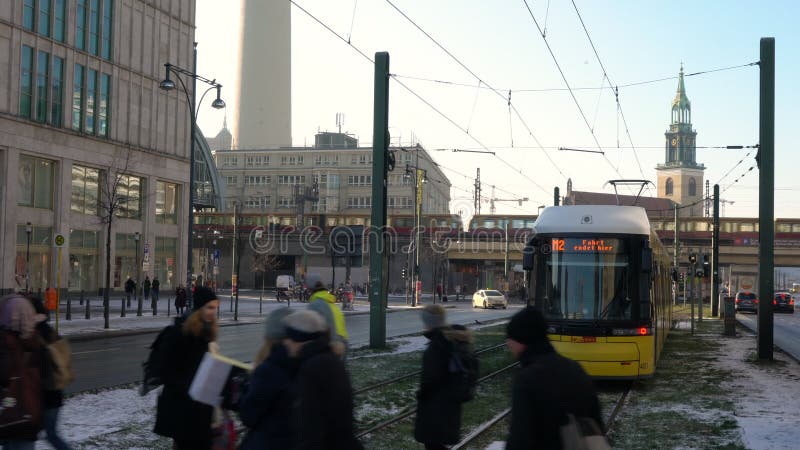 Trafik, folk och spårvagnar på Karl-Liebknecht-Strasse vid den Alexanderplatz drevstationen, Berlin, Tyskland