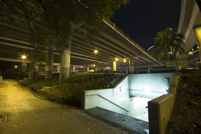 trafik för stadsnattgångtunnel royaltyfria foton trafik för stadsnattgångtunnel royaltyfria foton