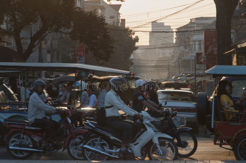 Trafik i Phnom Penh, Cambodja royaltyfri fotografi Trafik i Phnom Penh, Cambodja royaltyfri fotografi