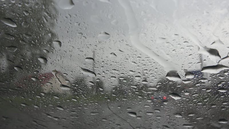 Trafik i regn i staden som kör bilen, tung storm pÃ¥ vägen, huvudväg, regniga droppar arkivbild Trafik i regn i staden som kör bilen, tung storm pÃ¥ vägen, huvudväg, regniga droppar arkivbild