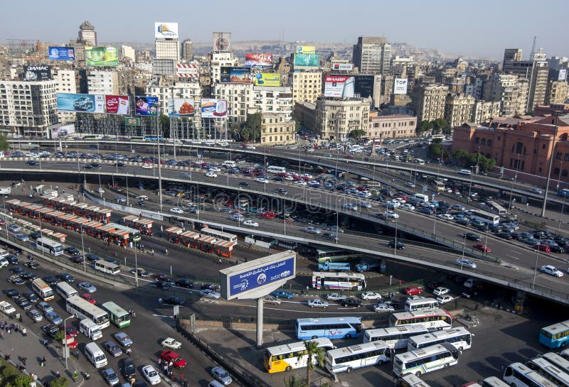 Trafik kommer till en krypande i i stadens centrum Kairo i Egypten i den sena eftermiddagen royaltyfria foton