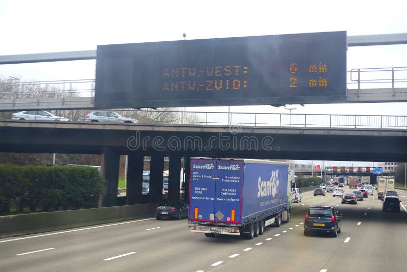 Trafik på en huvudväg i Belgien arkivfoton Trafik på en huvudväg i Belgien arkivfoton