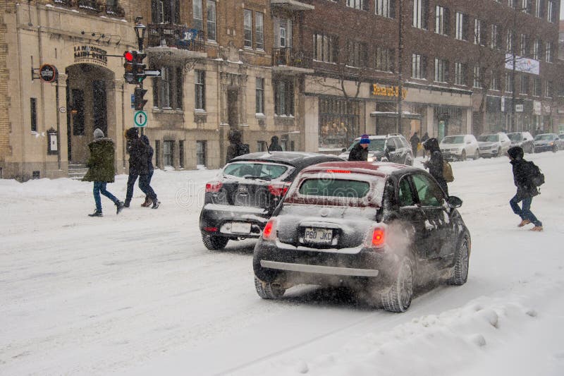 Trafik på helgonet Denis Street under den första snöstormen av havet arkivbilder Trafik på helgonet Denis Street under den första snöstormen av havet arkivbilder