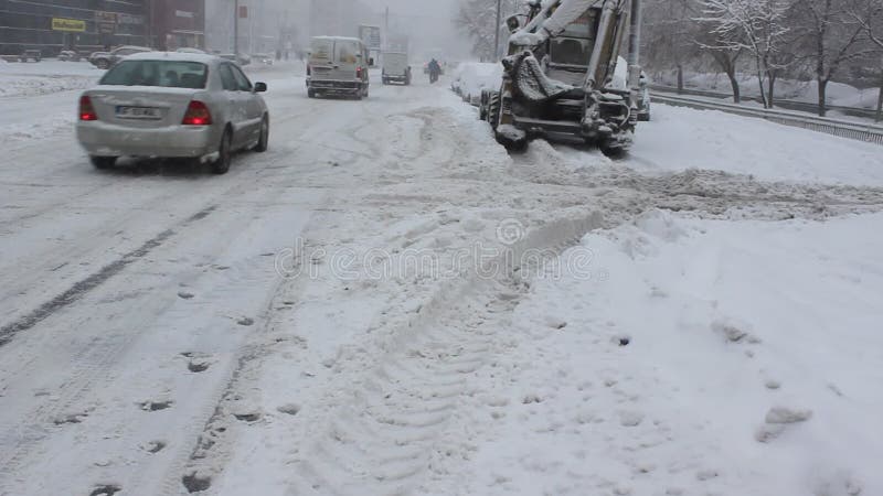 Trafik som saktas av snö
