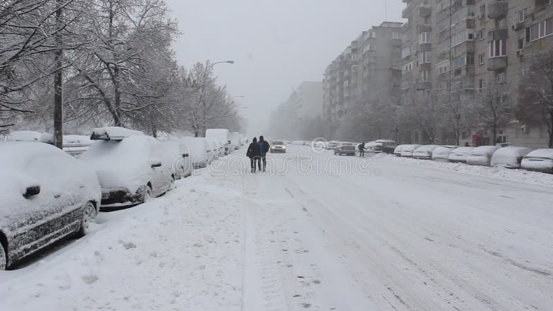 Trafik som saktas av snö