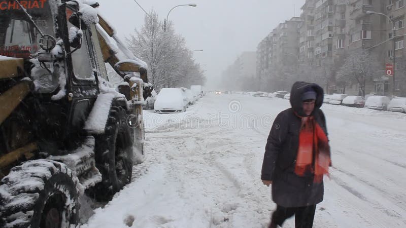 Trafik som saktas av snö