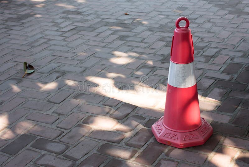 Trafikera kotten, med vit- och apelsinband på gångbanan royaltyfria foton Trafikera kotten, med vit- och apelsinband på gångbanan royaltyfria foton
