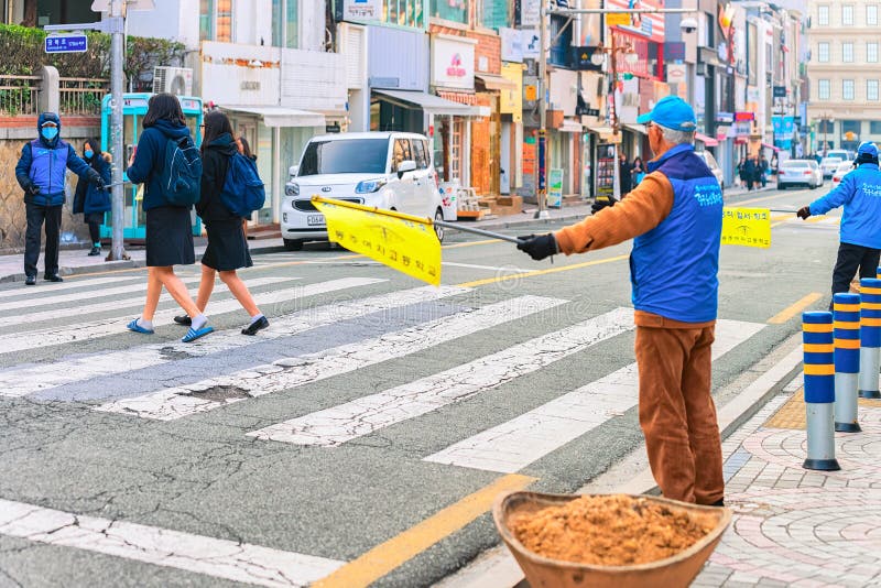 Trafikkontrollant i gata av den Busan morgonen royaltyfria foton Trafikkontrollant i gata av den Busan morgonen royaltyfria foton