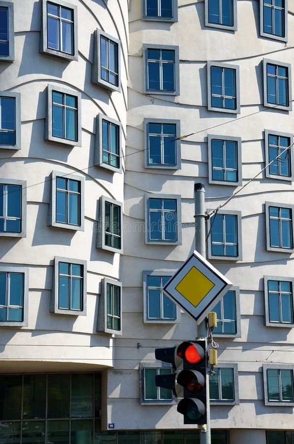 Trafikljus- och danshus, Prague royaltyfria foton