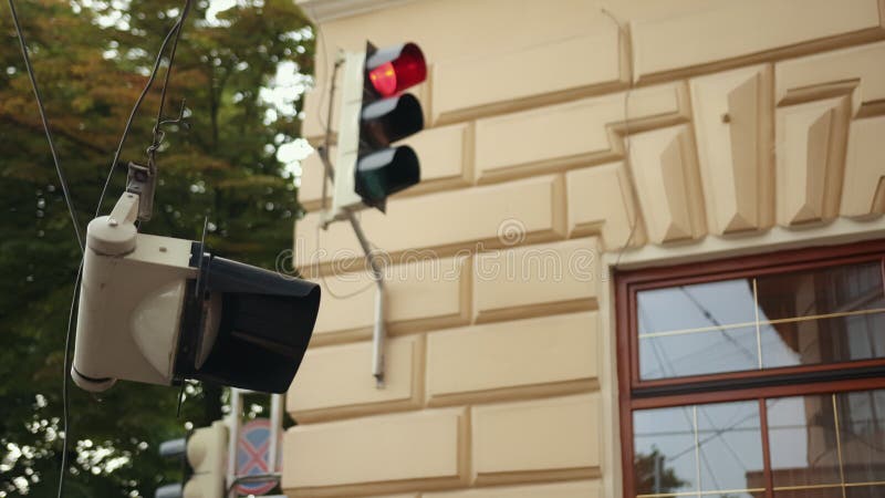 Trafikljuset hänger från en strömkabel som det bröts på grund av orkanvindar.