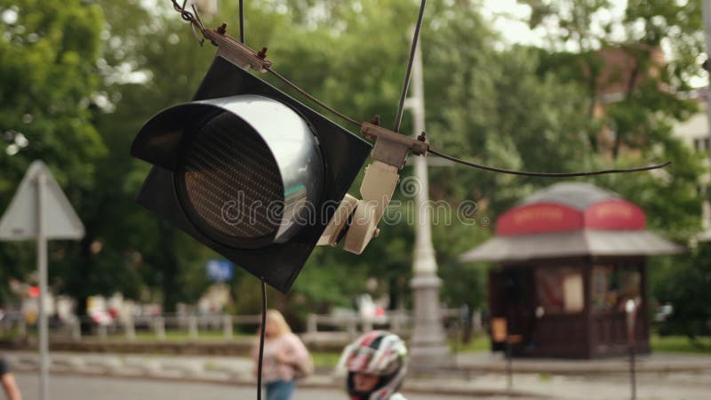 Trafikljuset hänger från en strömkabel som det bröts på grund av orkanvindar.