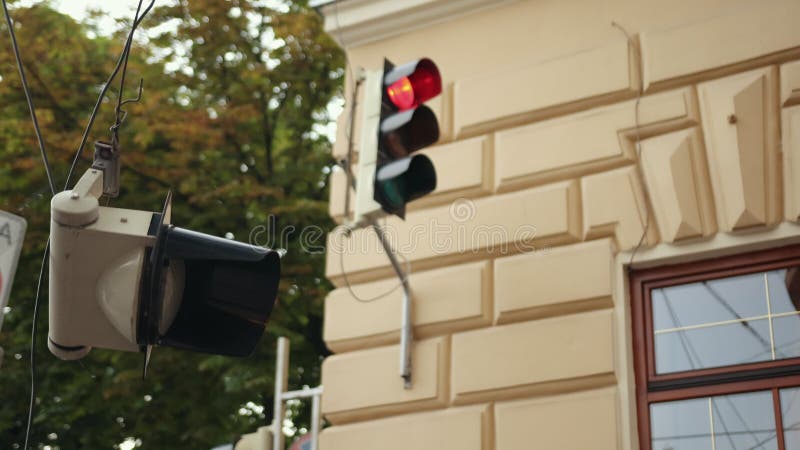 Trafikljuset hänger från en strömkabel som det bröts på grund av orkanvindar.