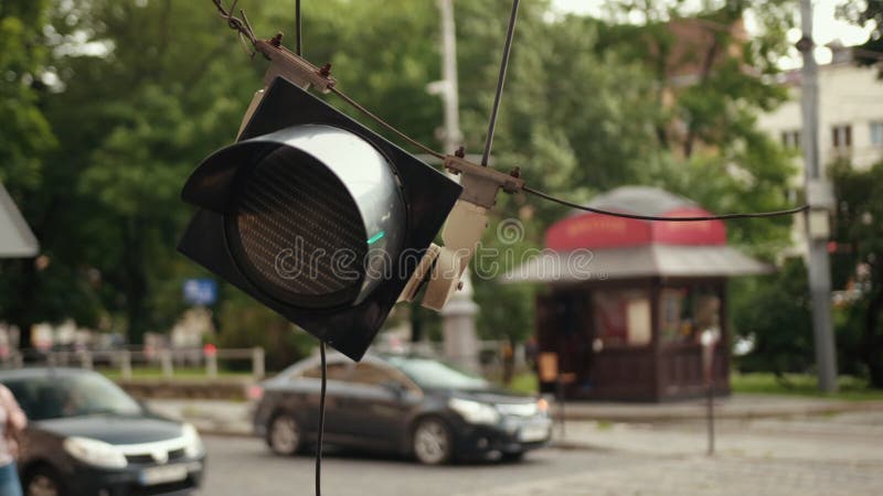 Trafikljuset hänger från en strömkabel som det bröts på grund av orkanvindar.