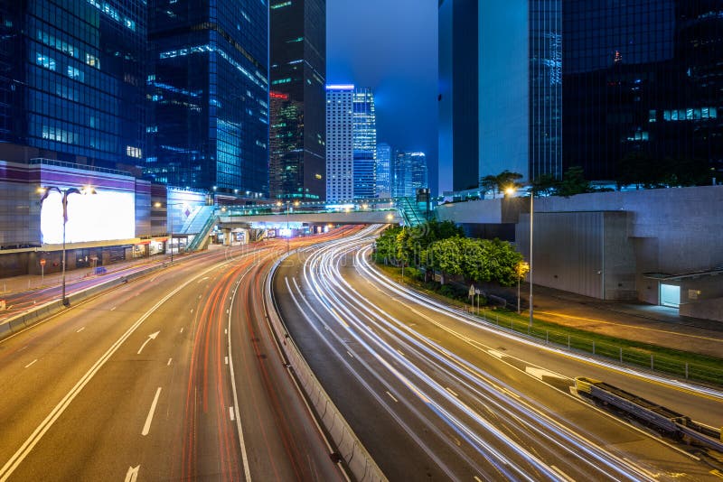 Trafikljusslingor på natten i Shenzhen royaltyfri bild Trafikljusslingor på natten i Shenzhen royaltyfri bild