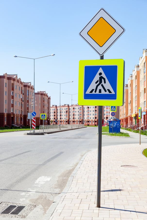 Trafiktecken huvudvägen och övergångsställe med lägenhet b arkivbild Trafiktecken huvudvägen och övergångsställe med lägenhet b arkivbild