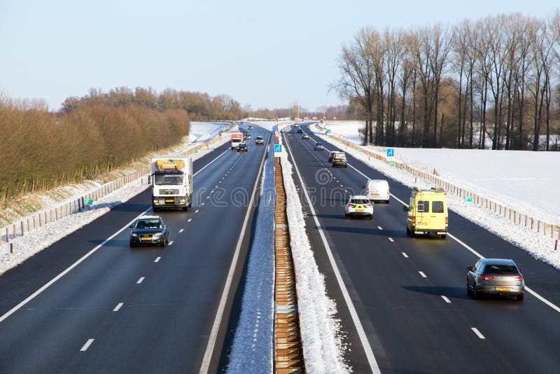 Trafikvinterhuvudväg royaltyfri bild Trafikvinterhuvudväg royaltyfri bild