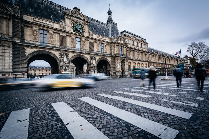 Trafique pasar los leones del DES de Porte, en París, Francia imagenes de archivo Trafique pasar los leones del DES de Porte, en París, Francia imagenes de archivo