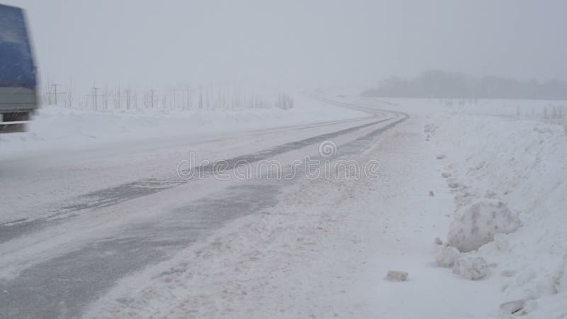 Trafiquez l'entraînement le long de l'autoroute pendant la tempête intense de neige