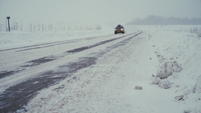 Trafiquez l'entraînement le long de l'autoroute pendant la tempête intense de neige