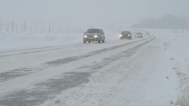 Trafiquez l'entraînement le long de l'autoroute pendant la tempête intense de neige