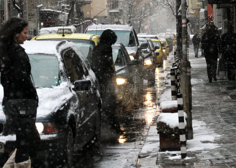 Trafiquez sur la rue en chutes de neige par temps sombre, la congestion des voitures, embouteillage avec des lumières