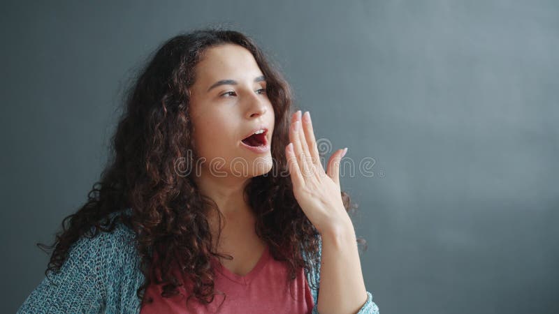 Trage beweging van slaperige Aziatische vrouw die op de camera kijkt en zich moe voelt vervelen