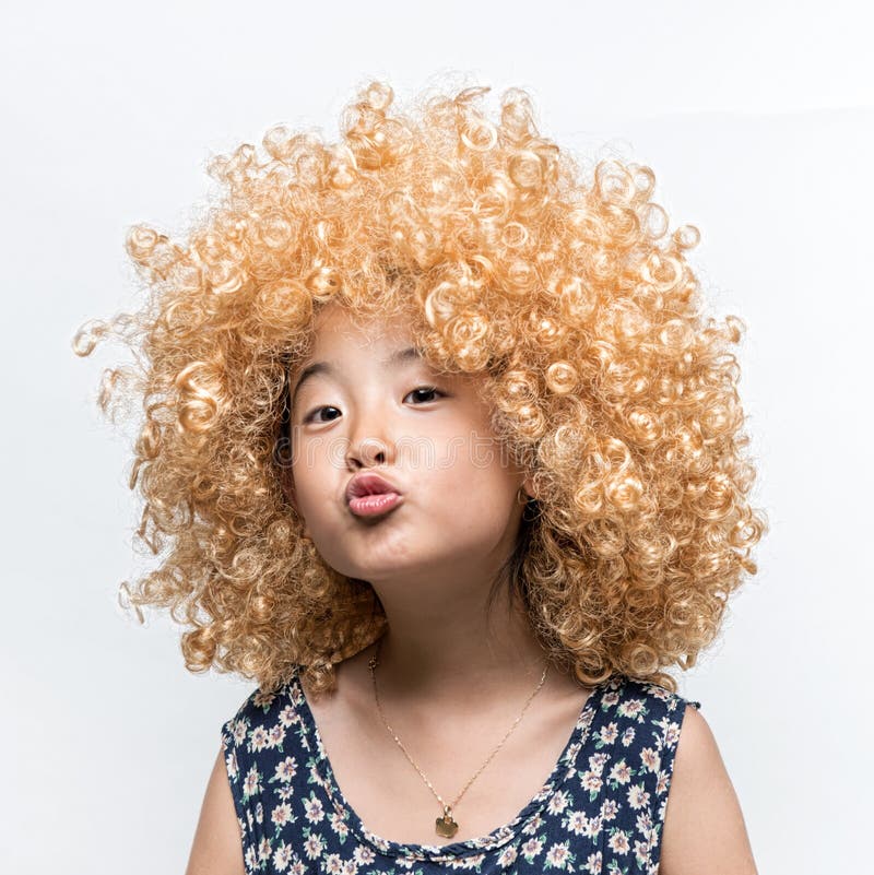 Tragen Einer Blonden Perucke Und Lustigen Des Gesichtsausdruck Asiatsmadchens Stockbild Bild Von Perucke Tragen 75361801