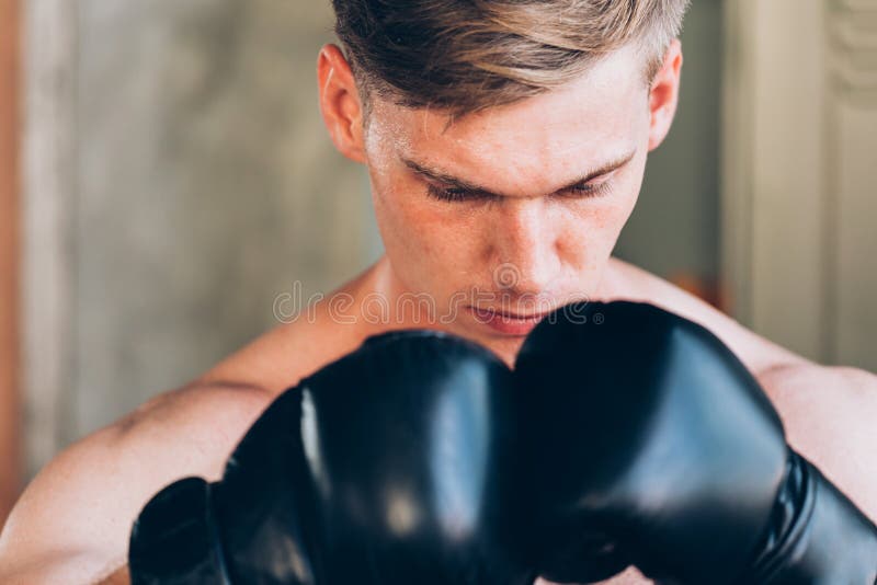 Tragende Boxhandschuhe des jungen kaukasischen männlichen Boxers vor Kampfwettbewerb stockfotos Tragende Boxhandschuhe des jungen kaukasischen männlichen Boxers vor Kampfwettbewerb stockfotos