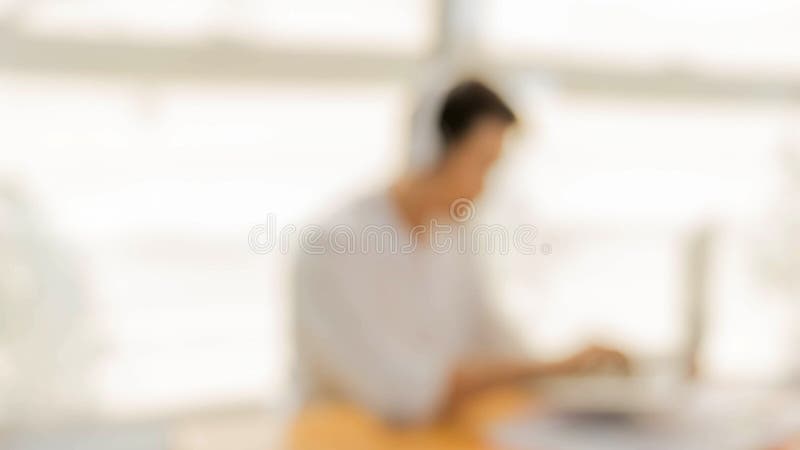 Tragende Kopfhörer des Unschärfe-Geschäftsmannes, die Lied singen und Laptop dur verwenden stockbild Tragende Kopfhörer des Unschärfe-Geschäftsmannes, die Lied singen und Laptop dur verwenden stockbild