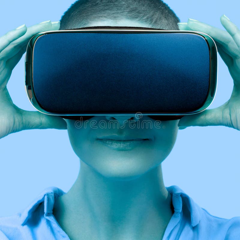 Tragende Schutzbrillen der virtuellen Realität der jungen Frau Frau, die VR-Gläser über blauem Hintergrund trägt VR-Erfahrungskon