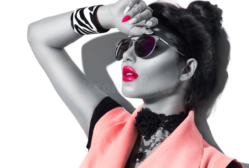 Tragende Sonnenbrille des Schönheitsmode-modell-Mädchens stockbild