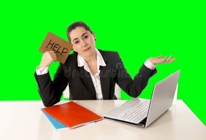 Tragender Anzug der Geschäftsfrau, der an Laptop-Computer Grünfarbenreinheitsschlüssel arbeitet lizenzfreies stockfoto Tragender Anzug der Geschäftsfrau, der an Laptop-Computer Grünfarbenreinheitsschlüssel arbeitet lizenzfreies stockfoto