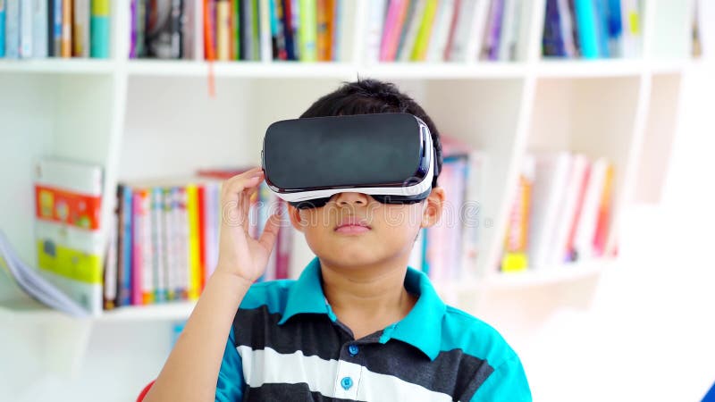 Tragender Kopfhörer der virtuellen Realität des männlichen Studenten