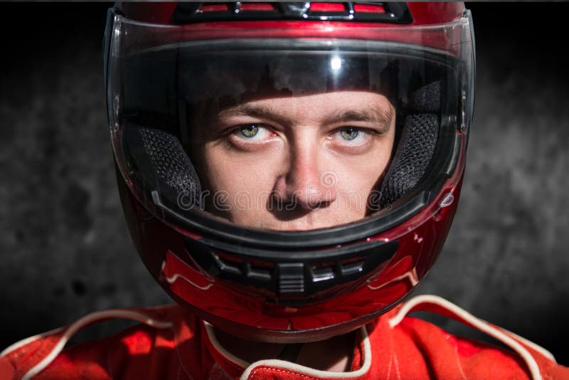 Tragender Schutzhelm des Rennwagenfahrers stockbild Tragender Schutzhelm des Rennwagenfahrers stockbild