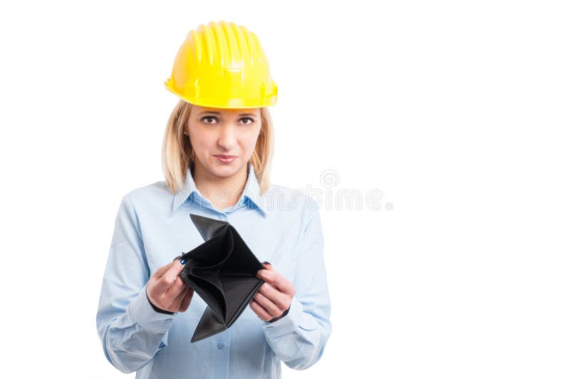 Tragender Sturzhelm des weiblichen Architekten, der leere Geldbörse zeigt stockfoto Tragender Sturzhelm des weiblichen Architekten, der leere Geldbörse zeigt stockfoto