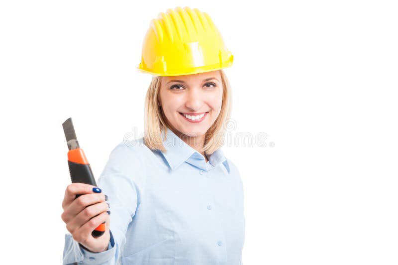 Tragender Sturzhelm des weiblichen Architekten, der Schneider zeigt lizenzfreie stockbilder Tragender Sturzhelm des weiblichen Architekten, der Schneider zeigt lizenzfreie stockbilder