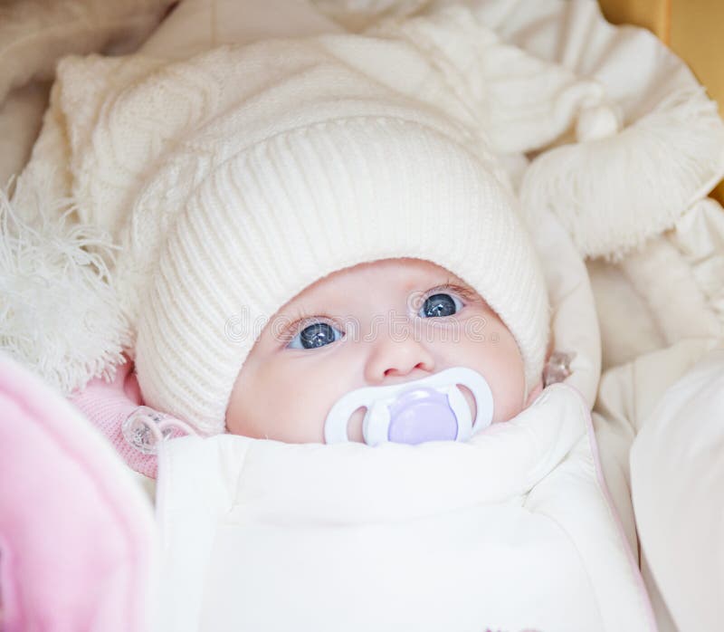 Tragender Winterhut des entzückenden Babys stockfoto Tragender Winterhut des entzückenden Babys stockfoto