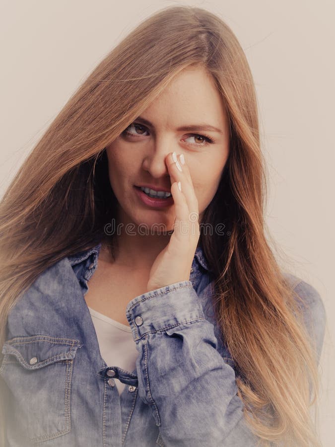 Tragendes Denimhemd des Klatschmädchens stockfoto Tragendes Denimhemd des Klatschmädchens stockfoto