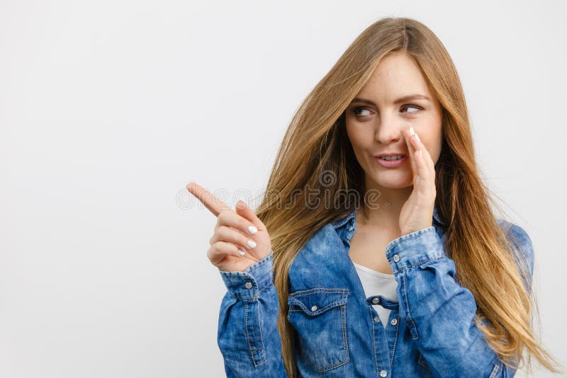 Tragendes Denimhemd des Klatschmädchens stockfotos Tragendes Denimhemd des Klatschmädchens stockfotos