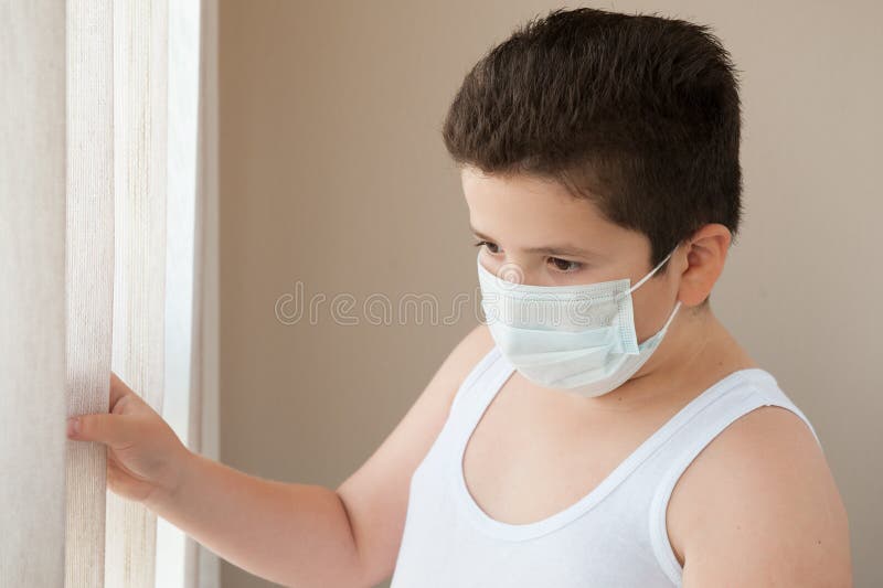 Tragendes Hemd Des Fetten Jungen Und Chirurgische Maske