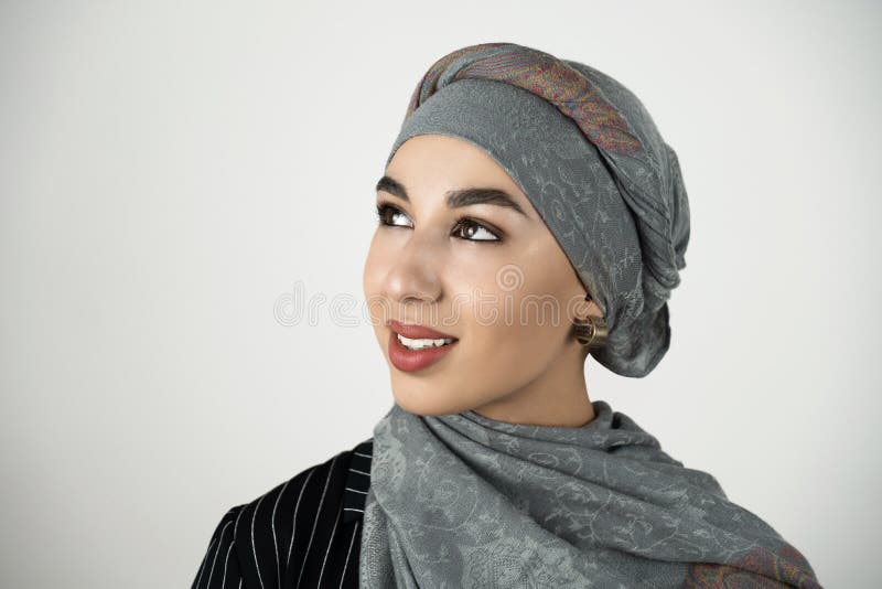 Tragendes hijab Turban der jungen schönen moslemischen Frau, Kopftuch, das glücklichen weißen Hintergrund schaut lizenzfreies stockbild Tragendes hijab Turban der jungen schönen moslemischen Frau, Kopftuch, das glücklichen weißen Hintergrund schaut lizenzfreies stockbild