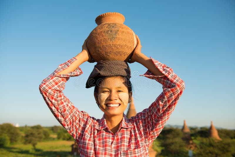 Tragendes Tongefäß des asiatischen traditionellen weiblichen Landwirts lizenzfreies stockfoto