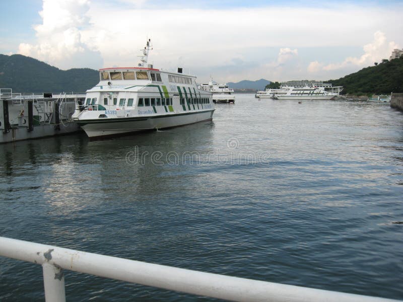 Traghetti messi in bacino vicino al pilastro alla baia di scoperta, isola di Lantau, Hong Kong immagini stock Traghetti messi in bacino vicino al pilastro alla baia di scoperta, isola di Lantau, Hong Kong immagini stock