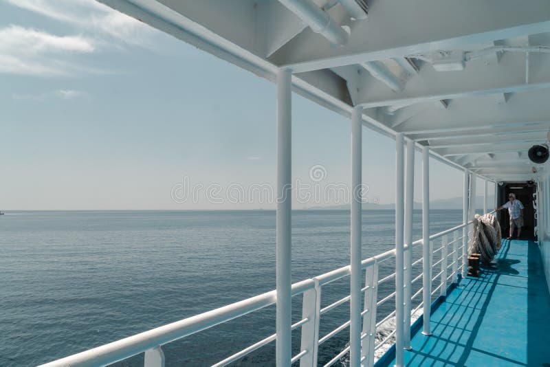 Traghetto bianco e blu in mare. nave passeggeri nel mar Egeo in grecia. viaggio estivo immagini stock