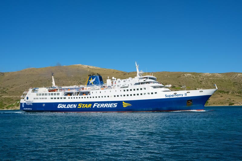 Traghetto della stella blu che arriva al porto di Andros immagini stock libere da diritti Traghetto della stella blu che arriva al porto di Andros immagini stock libere da diritti