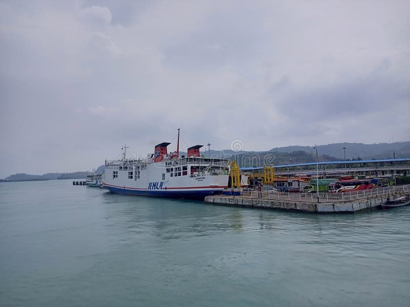 Traghetto nel porto di merak fotografie stock libere da diritti