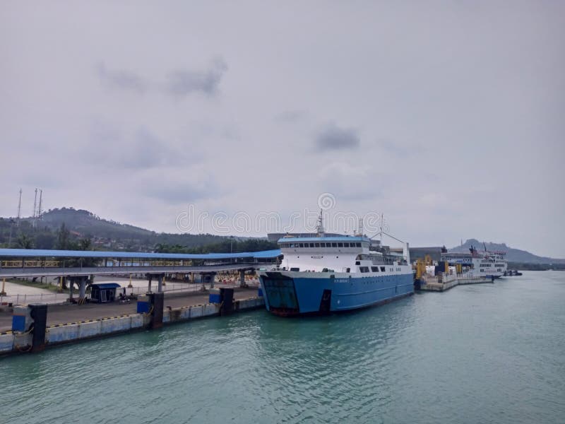 Traghetto nel porto di merak fotografie stock libere da diritti