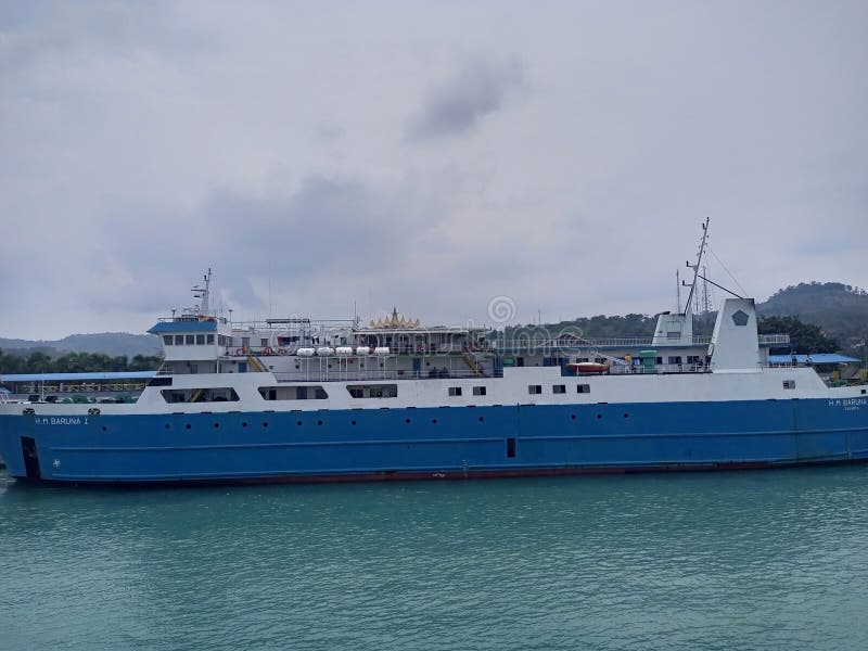 Traghetto nel porto di merak fotografia stock