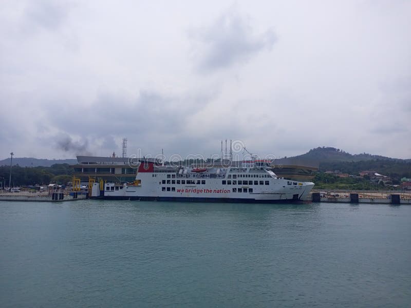 Traghetto nel porto di merak fotografia stock libera da diritti