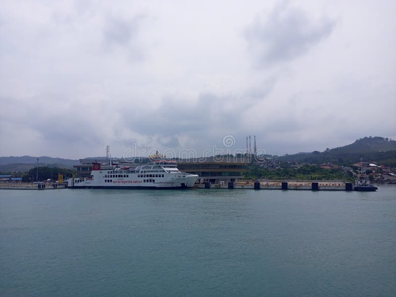 Traghetto nel porto di merak fotografia stock libera da diritti
